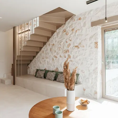 Villa Novel With Private Pool - Sleeps 14, By Zantewize *