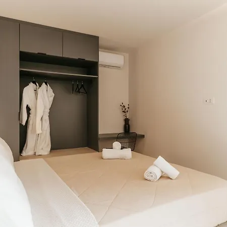 Villa Novel With Private Pool - Sleeps 14, By Zantewize *