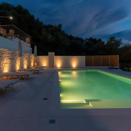 Novel With Private Pool - Sleeps 14, By Zantewize Villa *