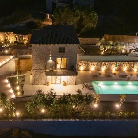 Novel With Private Pool - Sleeps 14, By Zantewize