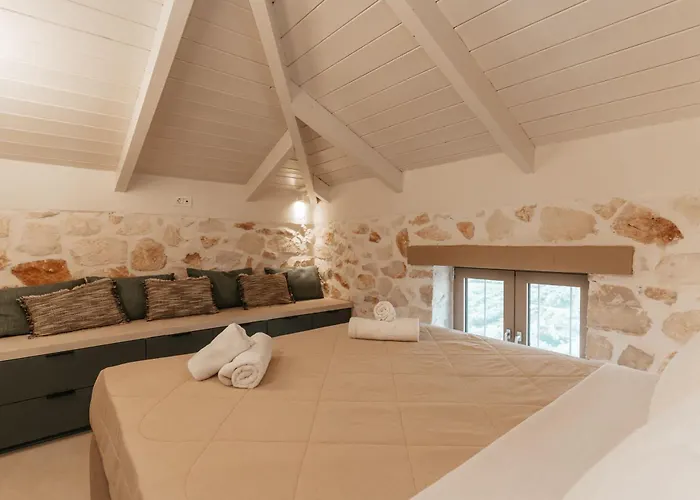 Novel With Private Pool, By Zantewize Βίλα Παντοκράτωρ